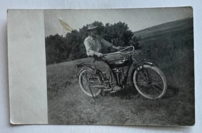 Foto postal real de colección ca 1910s RPPC motocicleta india piloto masculino en campo AZO Foto 1 de 3