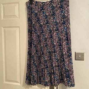 Marks & Spencer Pleated Skirt Size 16 - Picture 1 of 2