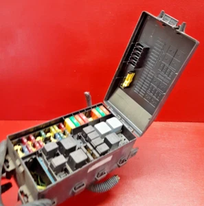 2005 Ford Focus 2.0L Engine Bay Fuse Block Junction Box - Picture 1 of 7