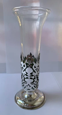 Jarrón victoriano perforado de plata esterlina y vidrio de Walker & Hall de 1898 Foto 1 de 4