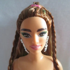 ¡NUEVO! Muñeca Barbie 2021 extra cabello verde raya curvilínea totalmente articulada desnuda difícil de encontrar - Imagen 1 de 5