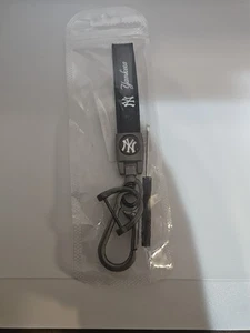 MLB NY Yankees Black Leather Keychain Key Ring fob holder - Picture 1 of 3
