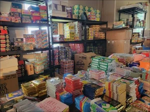 Football Cards 100 Cards - Unopened NFL Football Card Wax Box Packs - ESTATE Lot - Picture 1 of 9