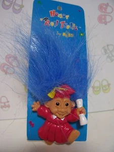 ROTOLO ONORE / SPILLA LAUREA / LAUREA - 1 1/2" Russ Troll - NUOVO SU CARTONCINO - Foto 1 di 3