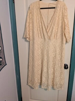 Vestido de encaje amarillo con cuello en V talla 26 Foto 1 de 4