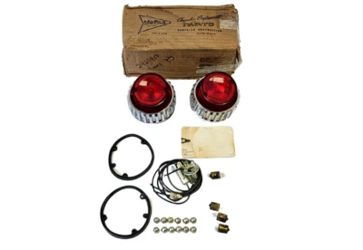 Paquete de par de luces traseras Plymouth Sport Fury 1962 2421450 nuevo de stock Foto 1 de 4