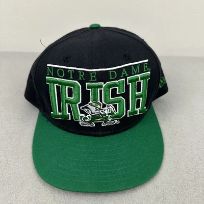 Gorra Notre Dame Lucha Irlandesa Hombres Correa Trasera Verde Azul Nueva Era Se Ajusta a la NCAA Foto 1 de 4