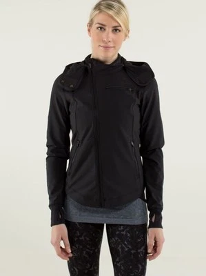 Chaqueta softshell negra Keep It Up Lululemon talla 12 capucha extraíble precio de venta sugerido por el fabricante 198 USD Foto 1 de 4