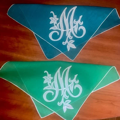 Dos patatas con monograma “M” lino verde azulado Madeira Art Deco Foto 1 de 4