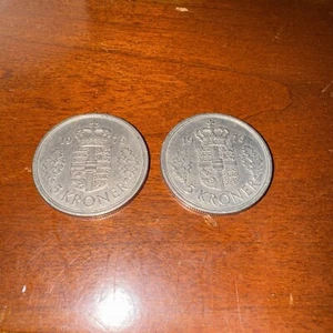 2 Denmark 5 Kroner coin, 1976. KM# 853, copper-nickel. King Frederik IX. Shield. - Picture 1 of 2