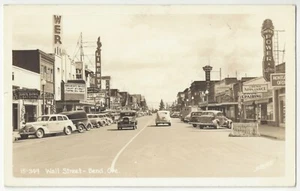 FOTO REAL de Bend, Oregon de 1940 de Wall Street, teatro, autos, suspiros, postal antigua - Imagen 1 de 2