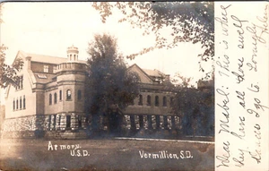 VERMILLION - UNIVERSITY OF SOUTH DAKOTA ARMORY - UNDIVIDED REAL PHOTO POSTCARD - Picture 1 of 2
