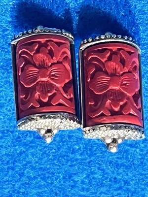 Aretes con poste de cinabrio de plata de ley Sajen diseño floral Foto 1 de 4