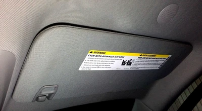 Parasol iluminado gris claro para pasajero derecho Buick Encore 2013-2022 Foto 1 de 2