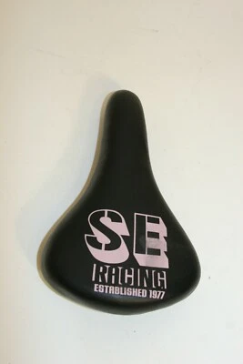 Asiento de bicicleta SE negro y rosa SE Racing Logo SESpk Foto 1 de 2