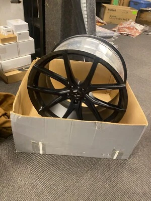 ruedas forjadas Lexani negras 20 Foto 1 de 2