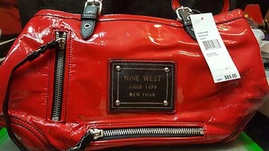 Große rote Lack Schultertasche von Nine West mit schwarzem Besatz & silbernen Beschlägen, neu mit Etikett - Bild 1 von 10