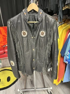 Chaqueta a presión vintage de cuero con flecos y cuentas con parche occidental talla mediana Foto 1 de 4