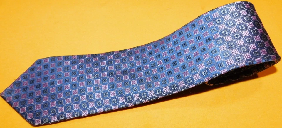 CORBATA CON PATRÓN MEDALLÓN HUGO BOSS HECHA EN ITALIA MORADO/ROSA/AZUL - CORBATAS DE DISEÑADOR. Foto 1 de 3