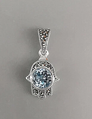 9923049 Ciondolo Argento Topazio Blu Marcasiti Mano 1,5x3cm 925er come Nuovo - Immagine 1 di 2