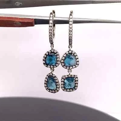 Pendientes de aro de oro blanco de 18k con dije de diamantes azules Foto 1 de 4