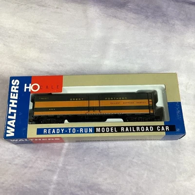 Walthers 932-6245 HO Scale Great Northern 50' REA Express Reefer LN/Box - Image 1 of 4