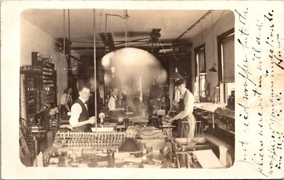 Impresora de joyería de cuero de fábrica interior maquinaria trabajadores lectura Pennsylvania Foto 1 de 2