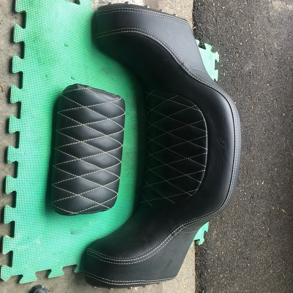 Almohadilla acolchada de cuero genuino para respaldo de pasajero Indian Motorcycle - 2880284 Foto 1 de 4