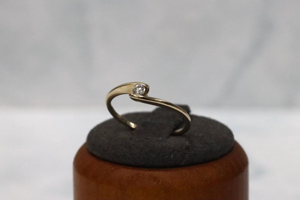 Anillo de derivación solitario de oro amarillo de 9 quilates - talla L1/2 - sello del Reino Unido Foto 1 de 4