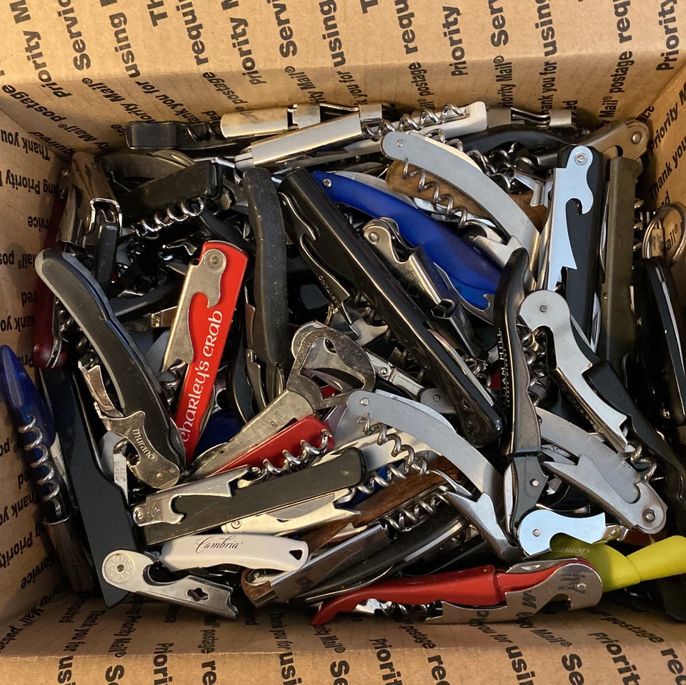 *USADO* LOTE DE 150 sacacorchos mixtos abrebotellas barra cuchillo aprox 20 lb Foto 1 de 1