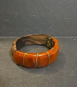 WUNDERSCHÖNER ART DECO AUFKLAPPBARER BAKELIT/HOLZ. CLAMPER ARMBAND/DRAHT VERZIERT 7" - Bild 1 von 12