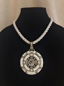 Ciondolo collana HEIDI DAUS NEWPORT CHIC misura GRANDE - SMALTO BIANCO, 3" - Foto 1 di 12