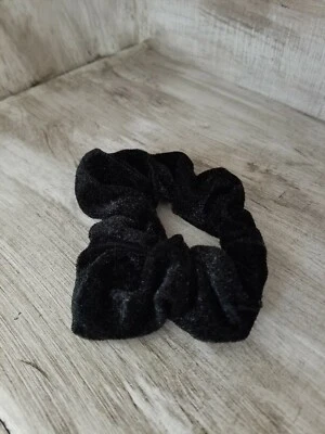 Súper Lindo Vintage Scrunchie Terciopelo Brillante Negro Elástico Años 80 90 Cabello Cola de Caballo  Foto 1 de 2