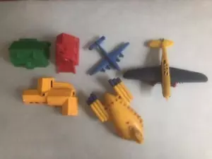 Pequeñas casas de juguetes de plástico vintage de los años 50 aviones de iglesia supercohete atómico Marte - Imagen 1 de 10