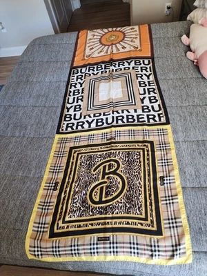 Bufanda larga Burberry auténtica Foto 1 de 4
