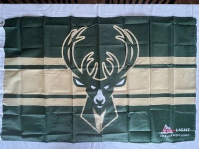Milwaukee Bucks 🏀 Coors Light Celebrar Responsabilidad Bandera Bandera Bandera 30x48 Foto 1 de 3