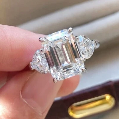 Помолвочное кольцо с тремя камнями муассанит изумрудной огранки 5,30 карата покрытие белым золотом 14 карат - Изображение 1 из 4