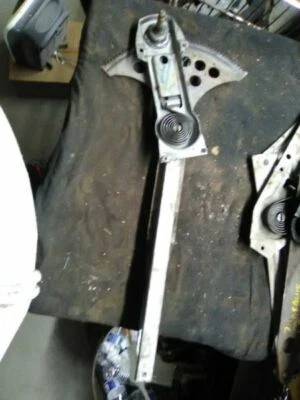 PASSENGER RIGHT FRONT WINDOW REGULATOR MANUAL 2 DOOR FITS 95-05 CAVALIER 95616 Foto 1 de 4