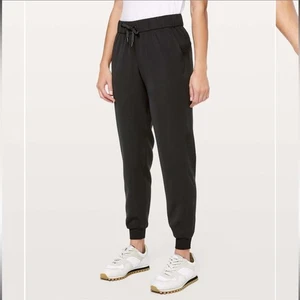 Lululemon On The Fly Jogger Size 10 Black High Rise 27" Inseam Travel Athleisure - Picture 1 of 16