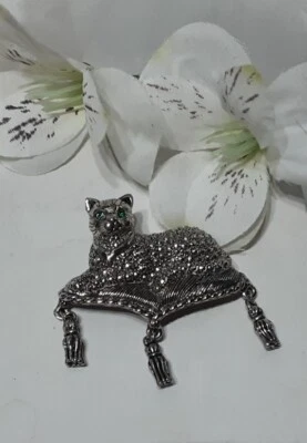 Pin Tono Plata Gato Marcasita Estrás Cuelga Borla Almohada Ojo Verde Firmado Foto 1 de 4