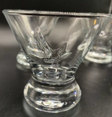 Vajilla de bar Lowball de vidrio Martini con patas sin tallo de vodka ganso gris con logotipo en relieve 4 Foto 1 de 4