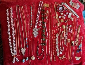 Jewelry Lot Beaded Necklaces Wearable Junk Broken Repair Repurpose Crafters - Picture 1 of 20