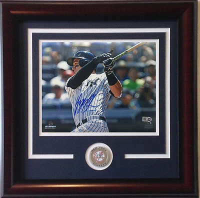 Foto enmarcada 8x10 firmada por Tyler Austin novato de los Yankees primera MLB AL BATE HR Steiner Foto 1 de 4