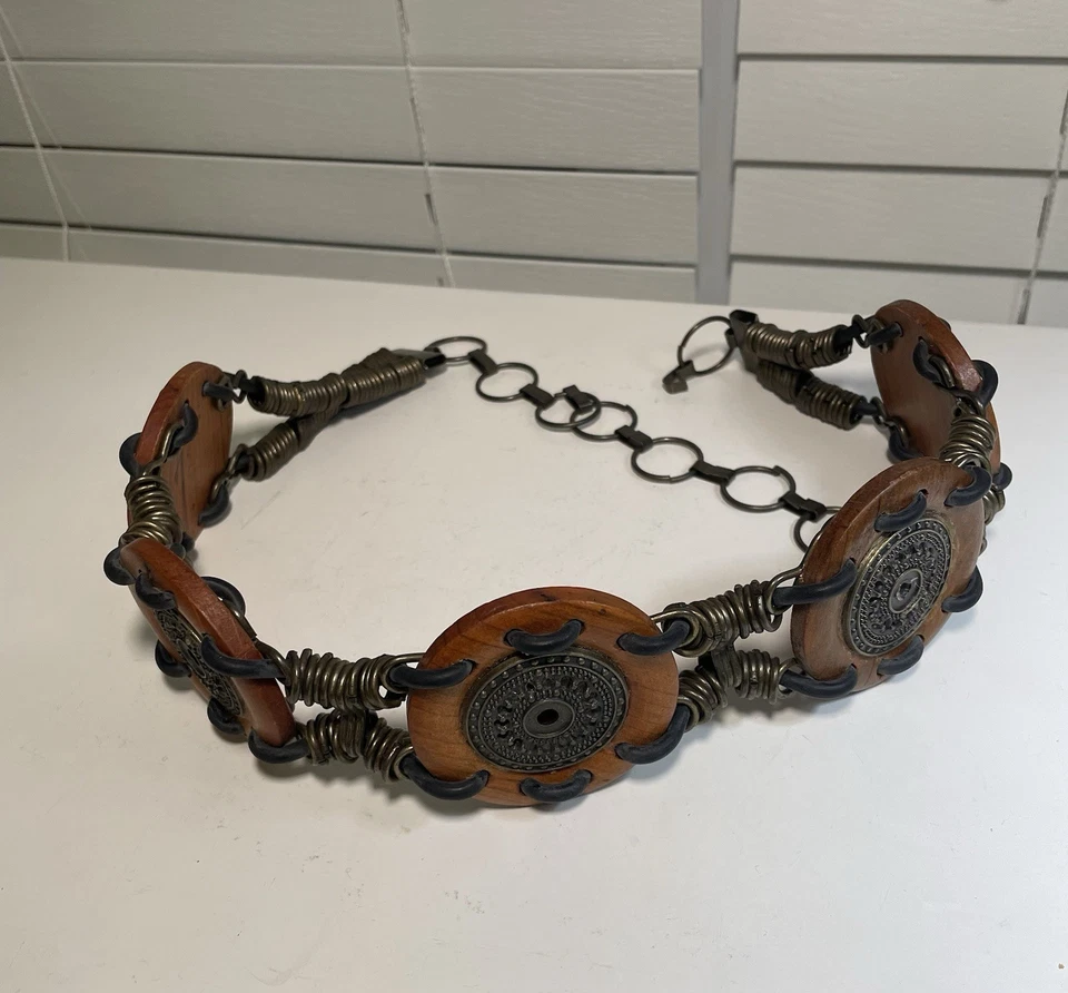 "Cinturón vintage de madera y metal de mediados de siglo 30""" Foto 1 de 4