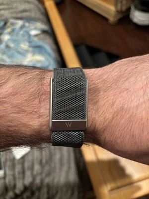 Nueva banda Whoop mg/5.0 (con logo) color gris-negro con ribete/cierre/eslabón plateado Foto 1 de 3