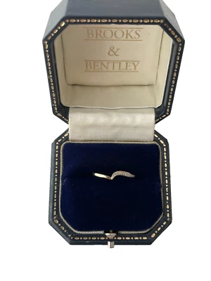 Anillo de diamantes de oro blanco y amarillo de 9 quilates anillo Chevron Wishbone de diamantes - talla M Foto 1 de 4