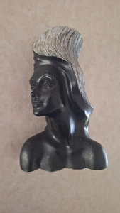 Figura de mujer hawaiana tallada en roca de lava negra - Imagen 1 de 6