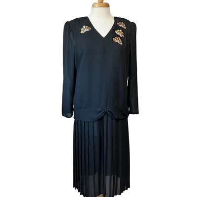 Vestido midi de luto plisado de gasa transparente retro con lentejuelas negras Boston Maid 12 Foto 1 de 4