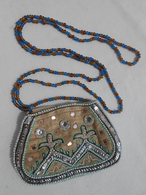 Cartera bandolera con cuentas de seda y algodón Two's Company con correa de cuentas C1 Foto 1 de 4