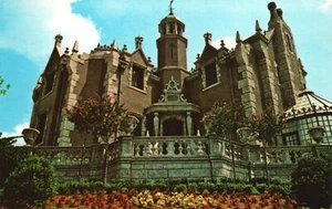 Vintage Postkarte Haunted Mansion schwebt über Flussufer tödliche Pracht Disney - Bild 1 von 2